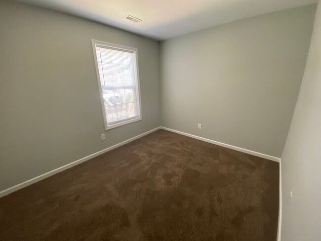 Building Photo - Move-in Ready!