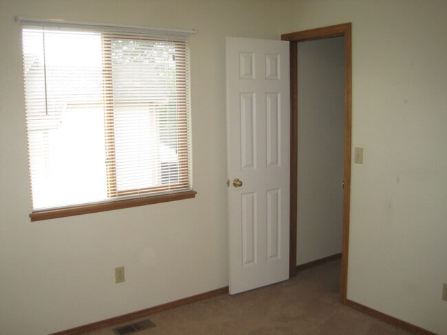 Building Photo - Near Ft Carson, 1342sf Bi-level, 3bd/2ba/2...