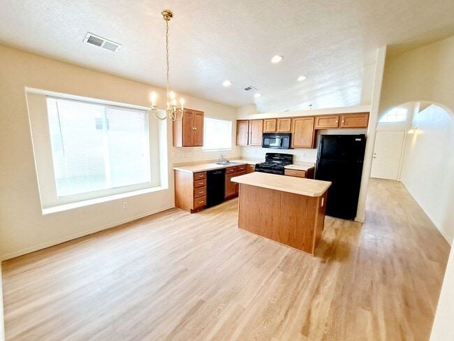 Building Photo - Gorgeous 4-bedroom, 2-bath home featuring ...