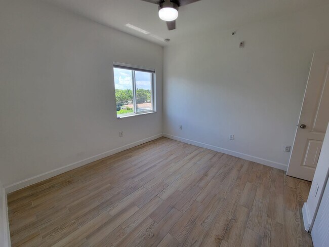 Building Photo - 1300 NE 109th St