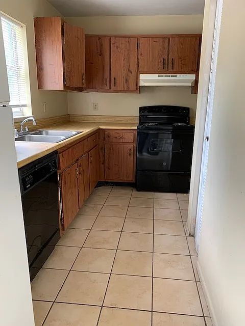 Building Photo - "Charming 2-Bed Oasis with 2.5 Baths in Prime FL Locale – Perfect Comfort Awaits!"