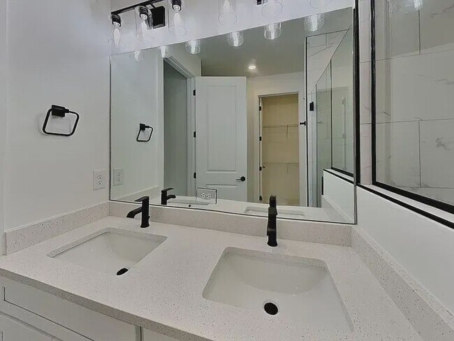 Building Photo - 1126 Bismarck Rd