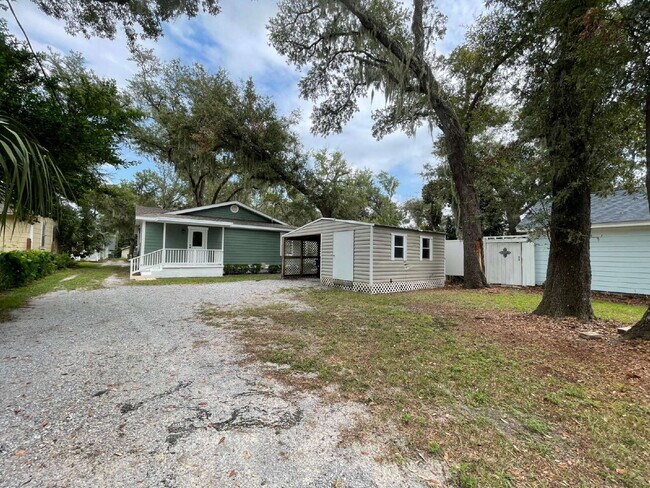 Building Photo - "Charming 3-Bedroom Retreat with 2 Baths i...