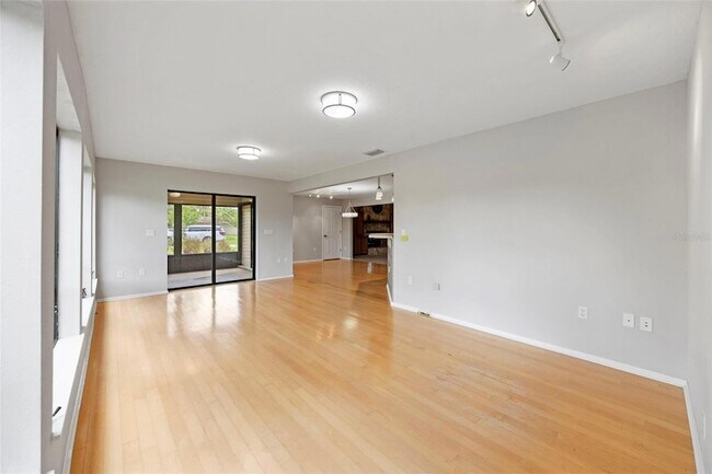 Building Photo - 8006 Oak Dr