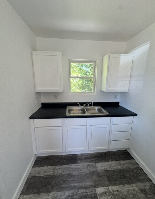 Building Photo - Newly Renovated Duplex In Forsyth!