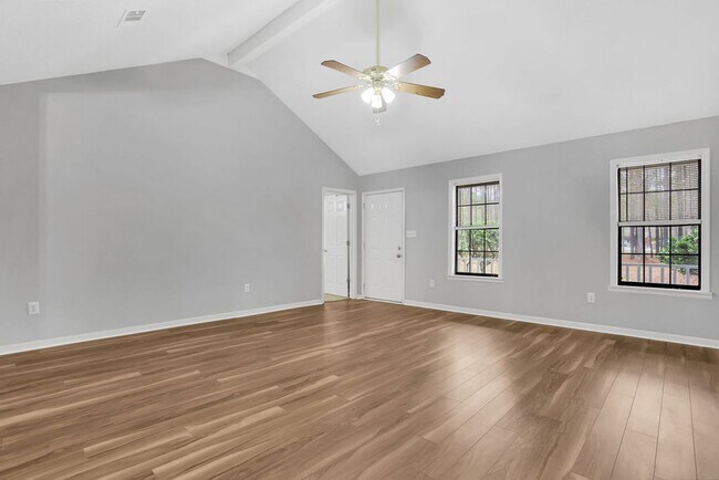 Building Photo - 3 bedroom 2.5 bath home