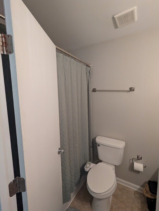 Building Photo - Cozy 2 Bedroom Unit in Raleigh!