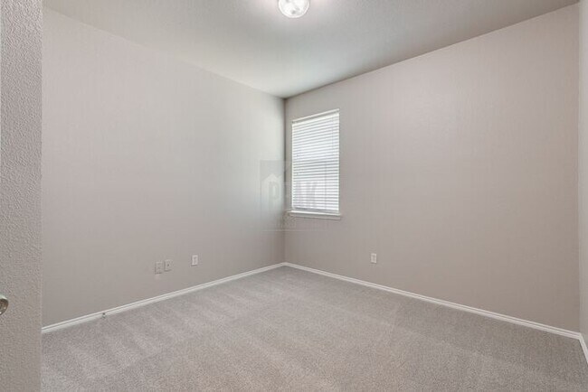 Building Photo - 4 Bedroom/2 Bathroom HOME FOR LEASE! Just ...