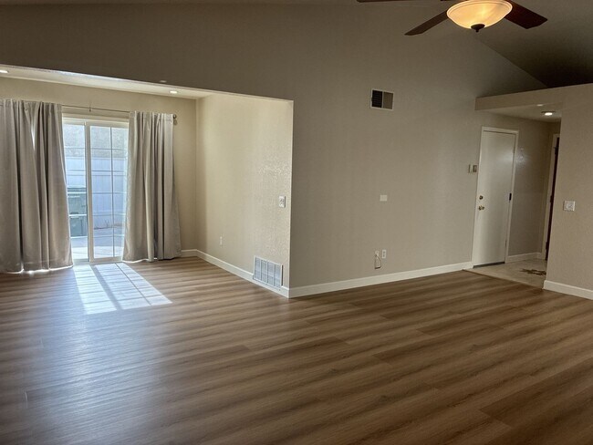 Building Photo - 3 Bedrooms with big backyard-CALL FOR OUR MOVE IN SPECIAL
