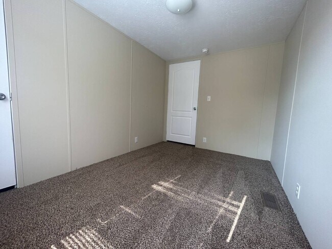 Building Photo - 783 Amherst Ln