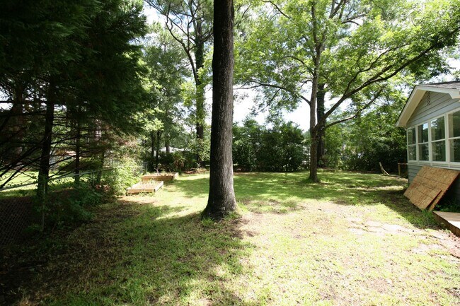 Building Photo - Spacious 3 BD/2.5 BA with Bonus Room on La...