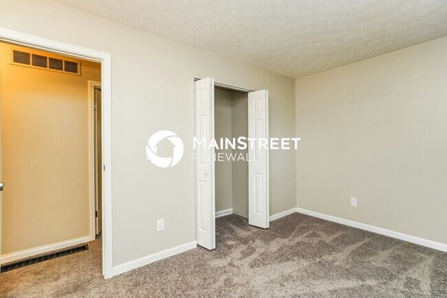 Building Photo - 3 Bedroom Pet-Friendly Home in COLUMBUS, OH with Main Street Renewal