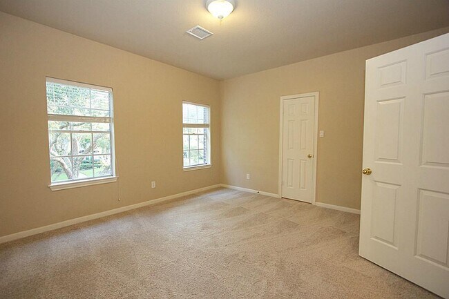 Building Photo - 1615 Greenleaf Oaks Dr