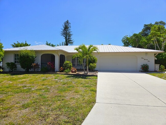 Building Photo - Seasonal Short-Term Single-Family Heated Pool Home located in Venice Gardens!