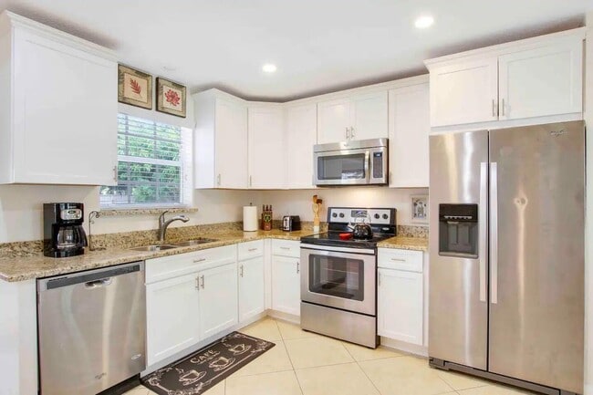 Building Photo - 19185 SE Homewood Ave