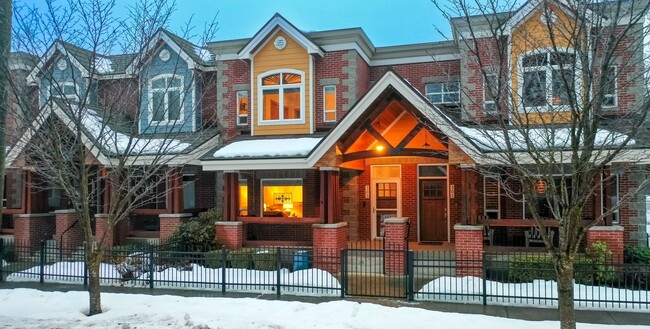 Building Photo - Executive Townhome - Walking distance to C...