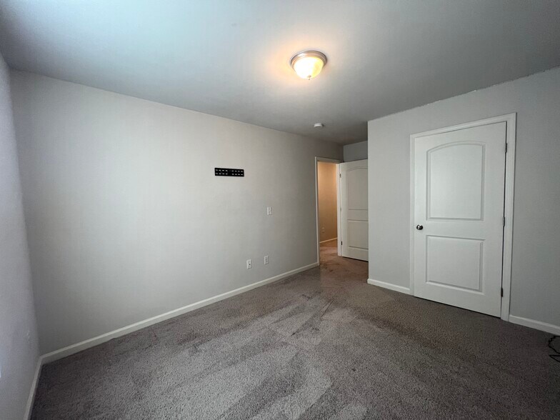 Building Photo - 618 Farmstead Trl