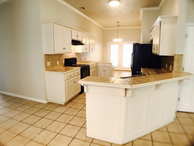 Building Photo - Large 4BD 3BA home located in a great Norm...