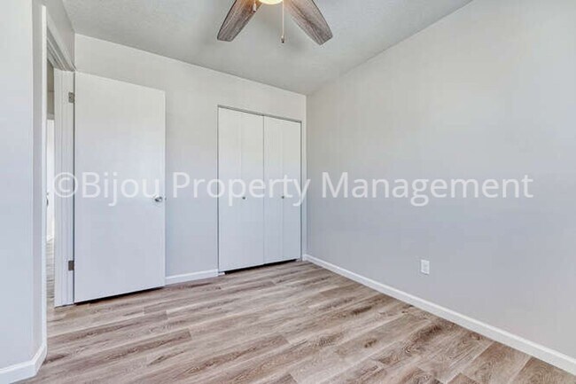 Building Photo - Completely Renovated Townhome