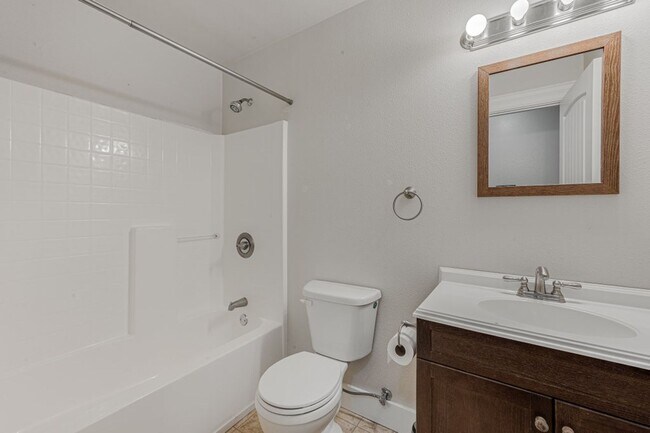 Building Photo - 5 bed 3 bath split level near State Line