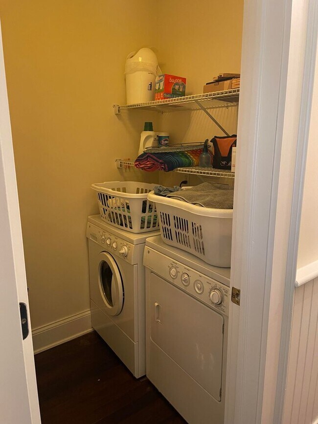 Building Photo - Lovely first floor 2 bedroom unit