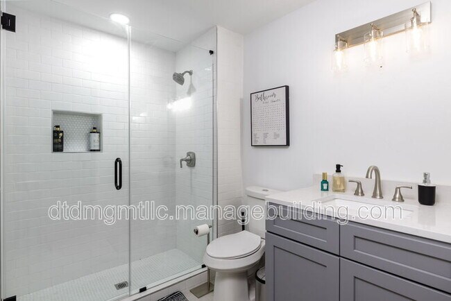 Building Photo - 110 E Craig Pl