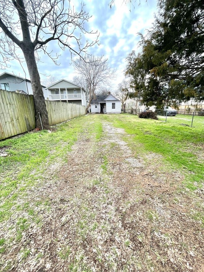 Building Photo - 1808 10th Ave N