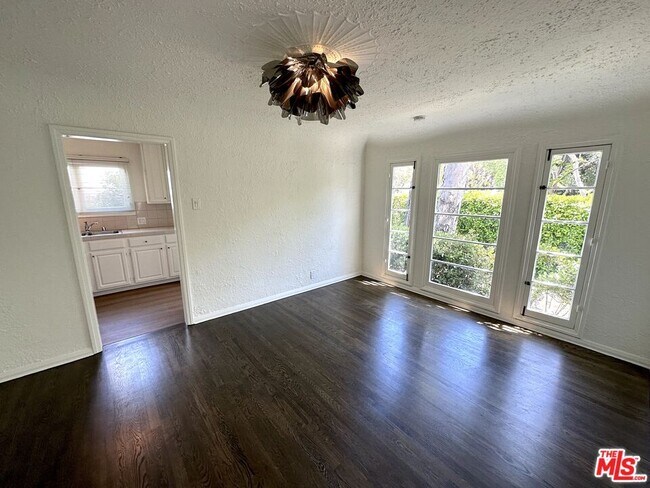 Building Photo - 9019 Rosewood Ave