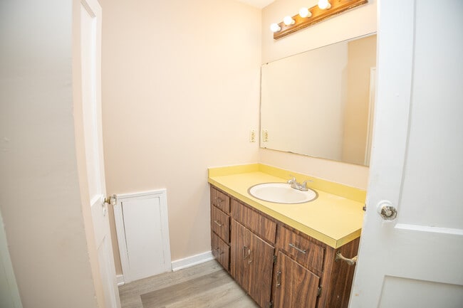 Building Photo - 927 E Dunklin St