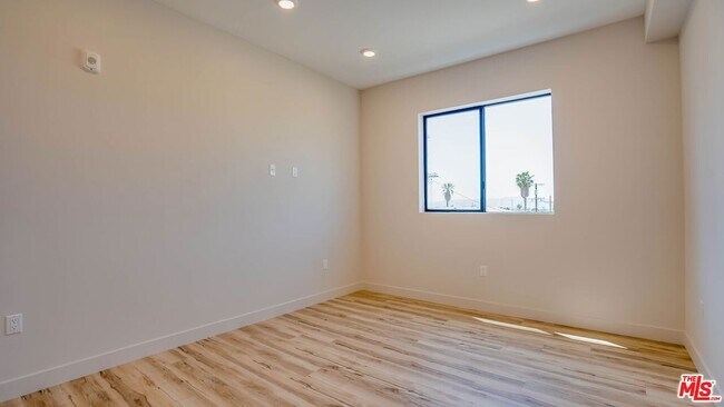 Building Photo - 1540 S Hayworth Ave