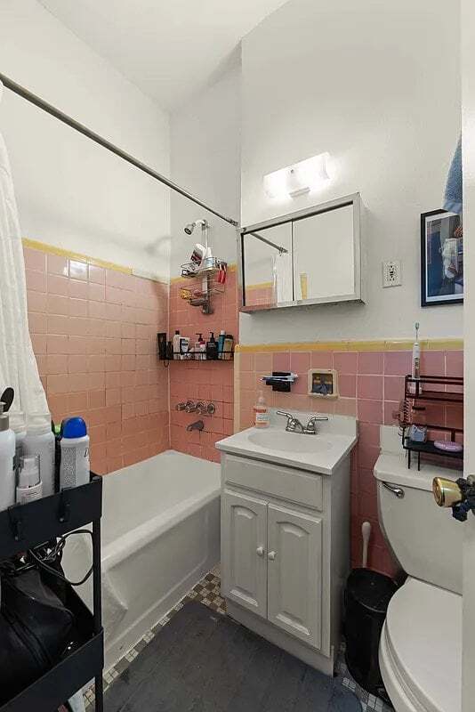 Building Photo - 139 W 80th St