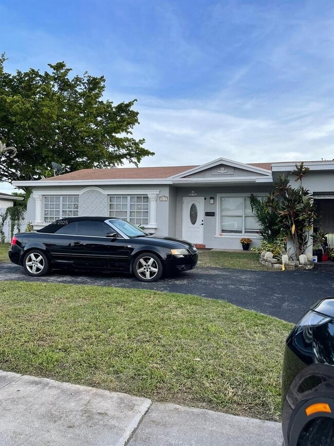 Primary Photo - 6812 Doral