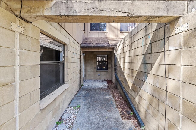 Building Photo - 6926 SW 45th Ave