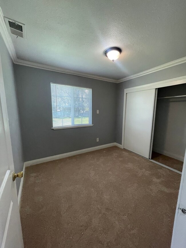 Building Photo - REMODELED 3BD/2BA WITH 1 CAR GARAGE