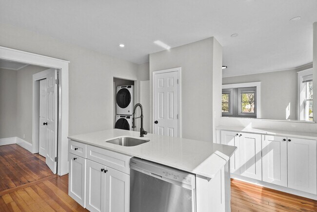 Building Photo - Completely Renovated 2 Bedroom in Elmhurst!