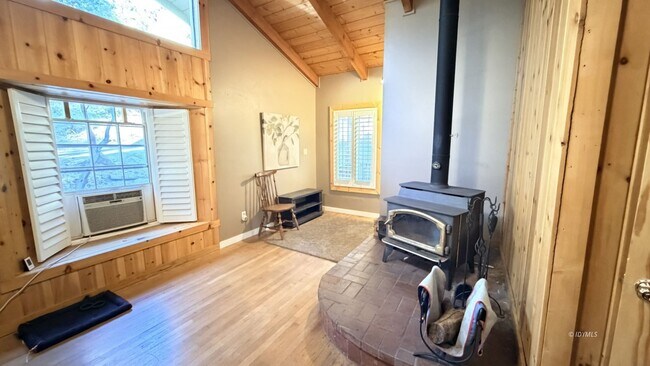 Building Photo - Large Home with Views