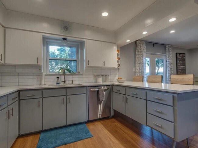 Building Photo - Spectacular Home in Holiday Heights Add!  Come see Me!! I can be yours!!