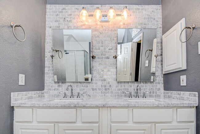 Primary Bath - 3607 Glenhill Drive