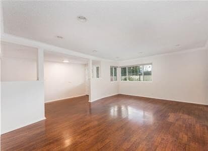 Building Photo - 1019 E Walnut Ave