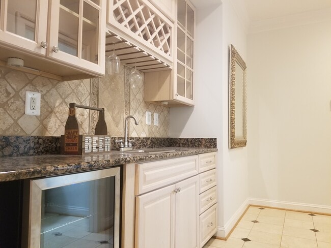 Building Photo - 6438 Columbia Pike