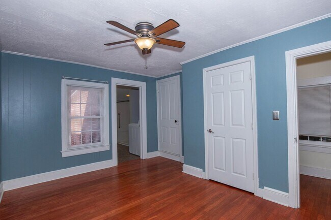 Building Photo - 2 Bedroom, 1.5 Bath, Duplex in Historic Martinsburg, WV