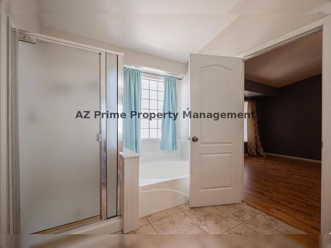 Building Photo - 16090 W Latham St