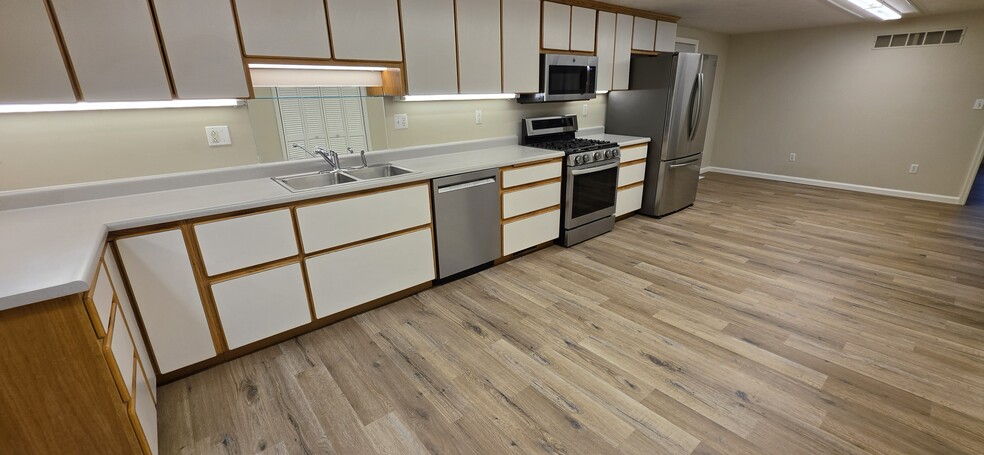 Building Photo - 3803 Granville Ave