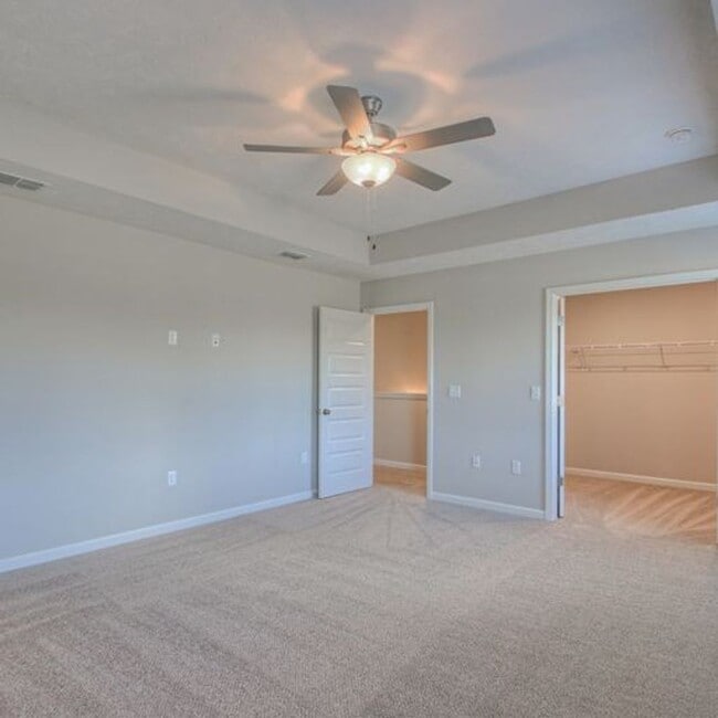 Building Photo - Upgraded, Luxury Townhouse