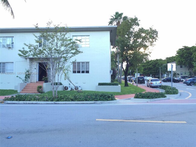 Building Photo - 8340 Crespi Blvd