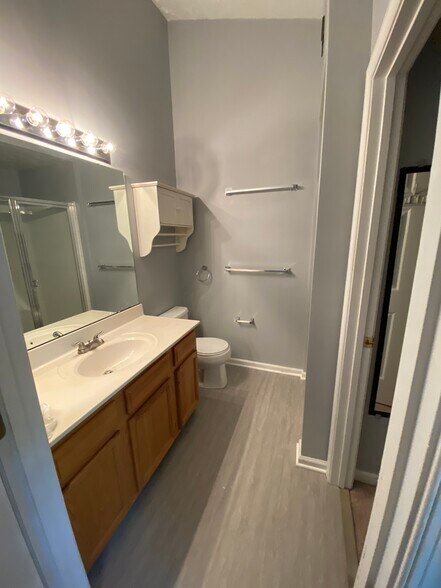 Main 2nd floor full bath with shower - 7812 Foxfarm Ln