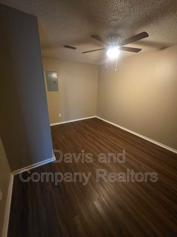 Building Photo - 707 Devonian Dr