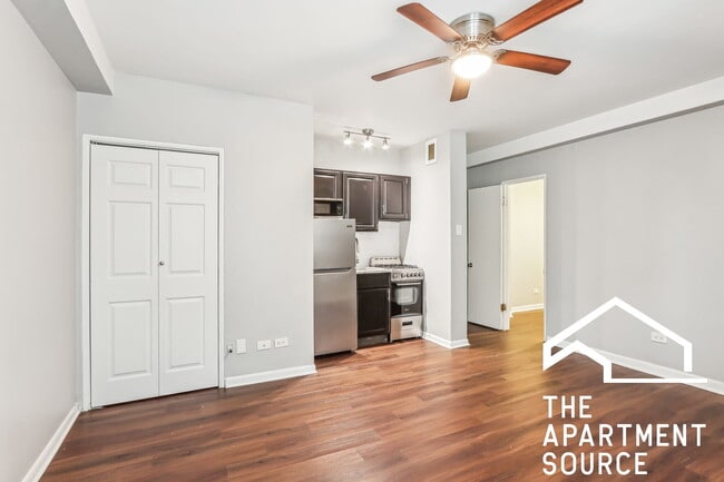 Building Photo - 1140 N La Salle Dr