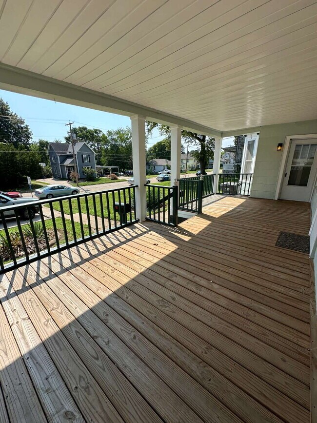 Building Photo - 3-Bedroom Duplex