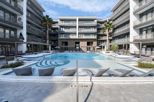 Building Photo - 5454 Washington St